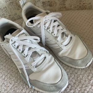 Adidas white tenis shoes great condition size 7.5